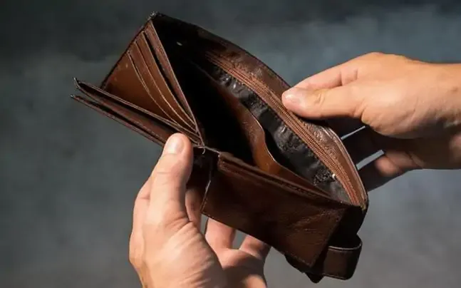 image showing an empty wallet signifing traders when joining best forex brokers for beginners s